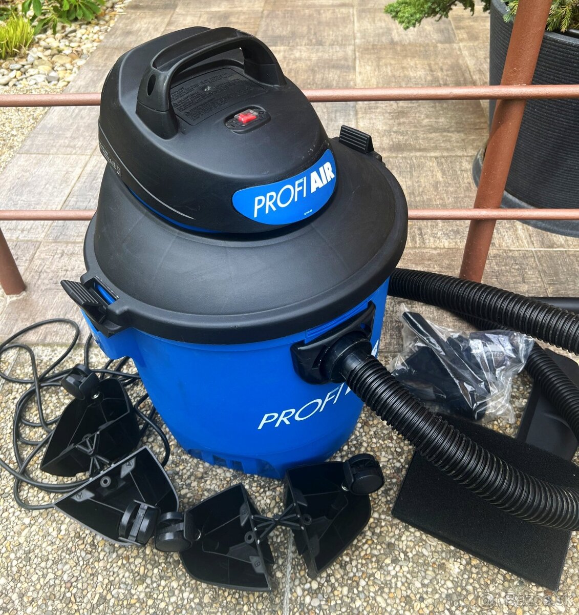 Mokrosuchý vysavač Profi AIR PA300, 1300W (30L)