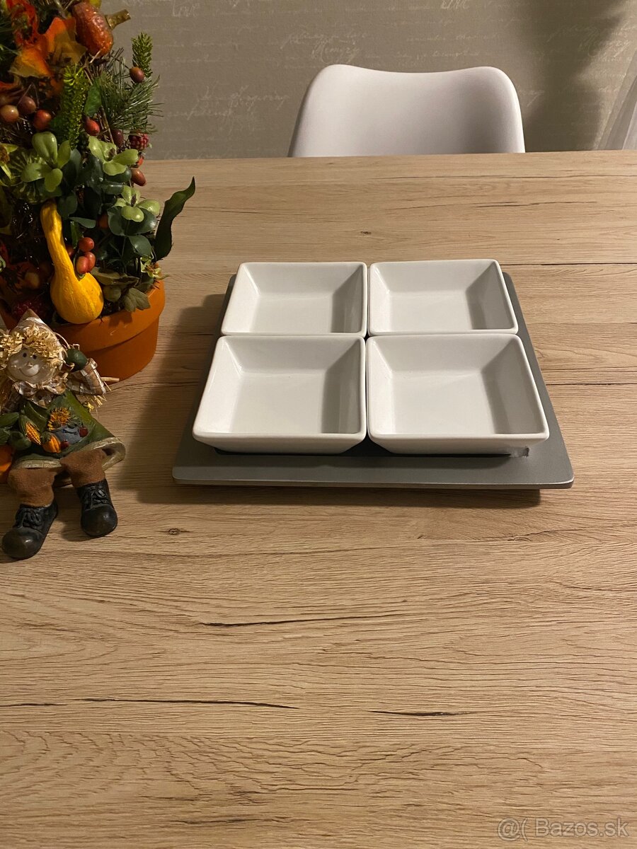 Súprava servirovacích misiek/4 ks na drevenom podnose