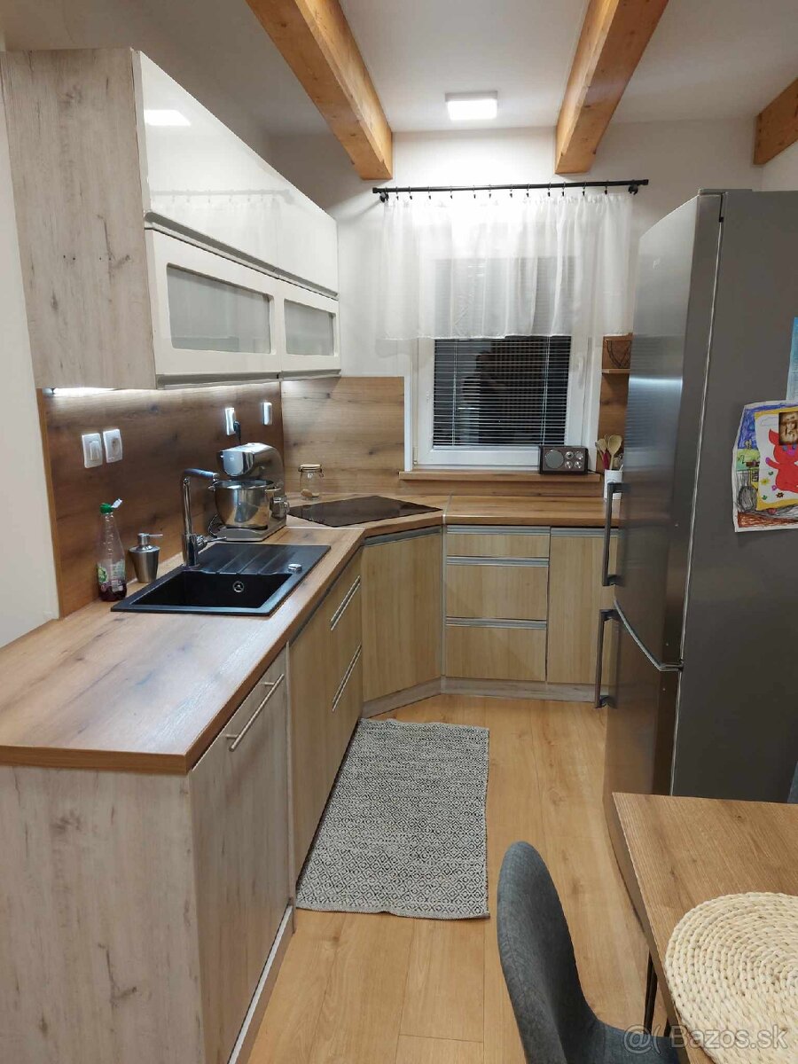 Predám kuchynskú linku so stolom,stoličkami a chladničkou