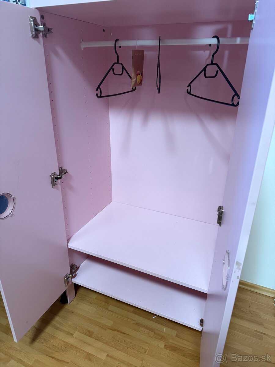IKEA ružová skriňa