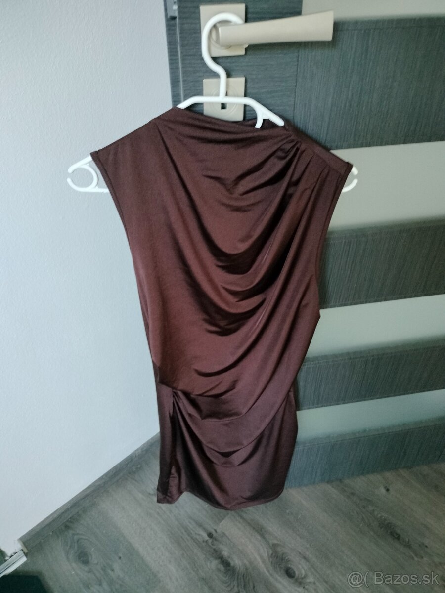 Elegantné elastické šaty bez rukávov