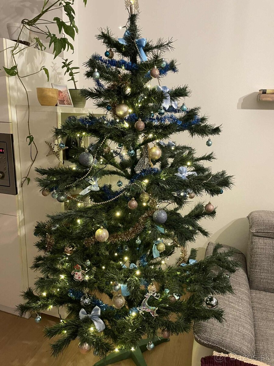 Darujem umelý stromček