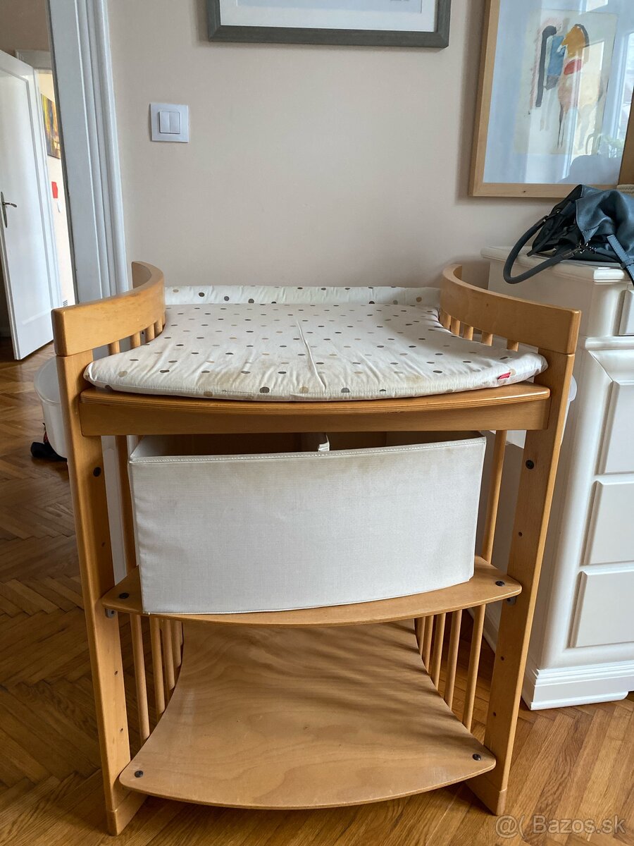 Stokke prebaovaci pult - masiv