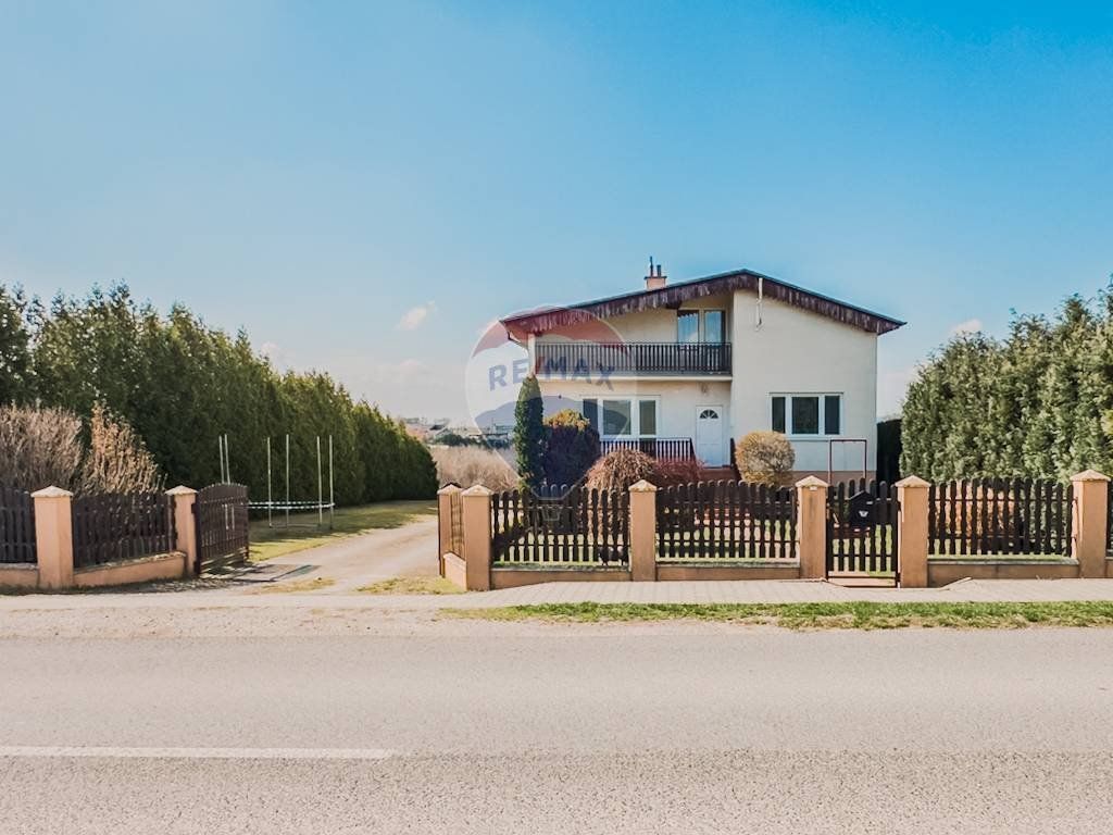 Rodinný dom s pozemkom 3 401 m2 - Malé Ripňany - na predaj