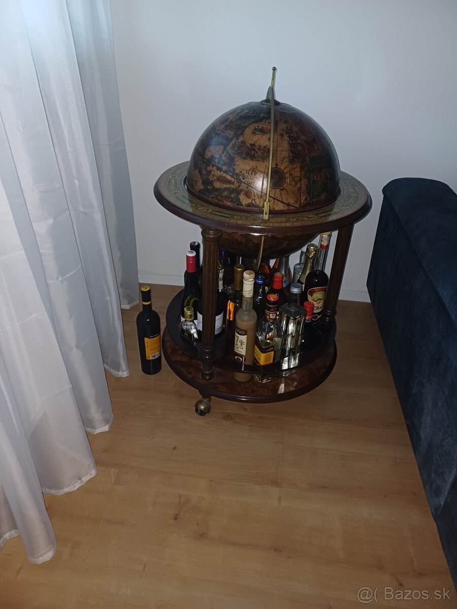 Krasny globus na alkohol