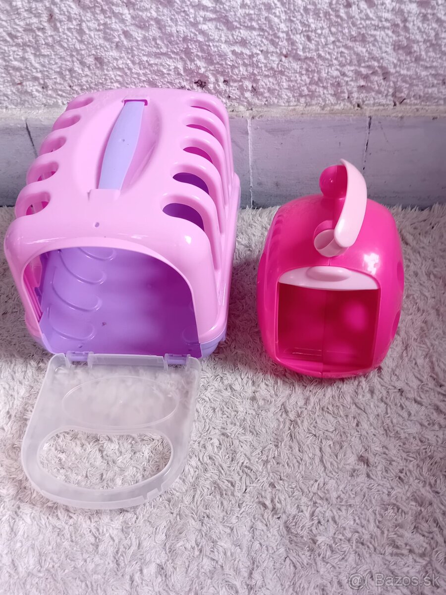 2 hračkárske prepravky pre plyšových psíkov.