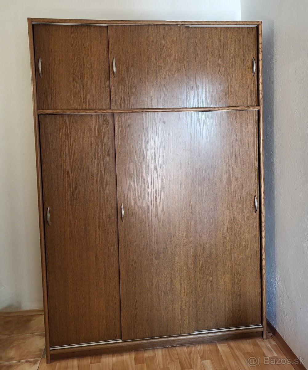 Predám šatníkovú skriňu a botník