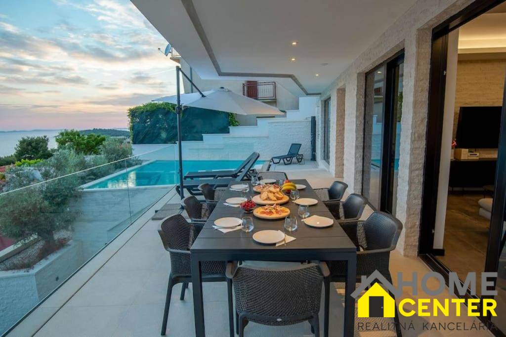 Moderná vila / 256 m2/ s bazénom a výhľadom na more, Primošt