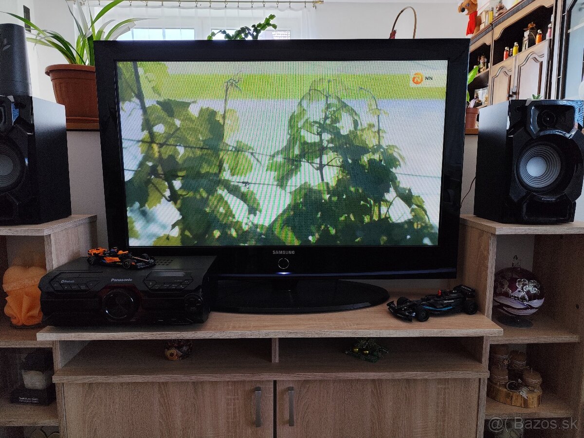 Predám televízory plus stolík