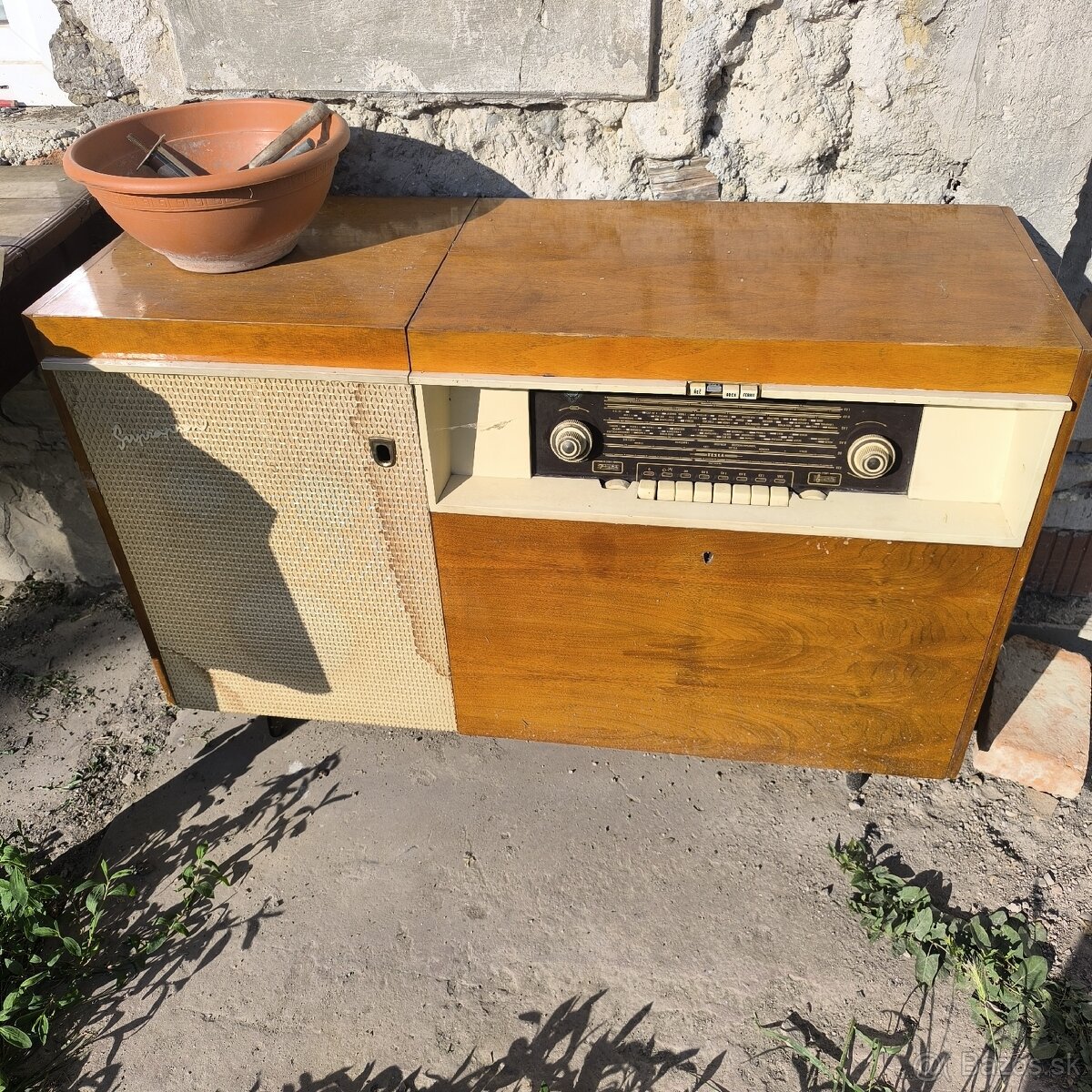 Predám starožitny rádiogramofon