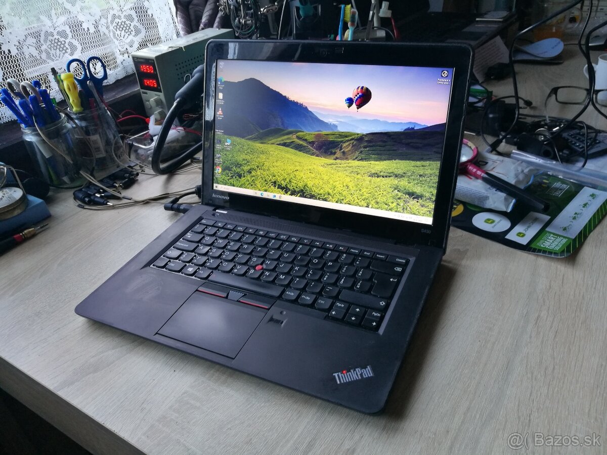 Lenovo. Intel i5. 500 GB SSD hybrid. RAM 8 GB. Nvidia 2 GB.