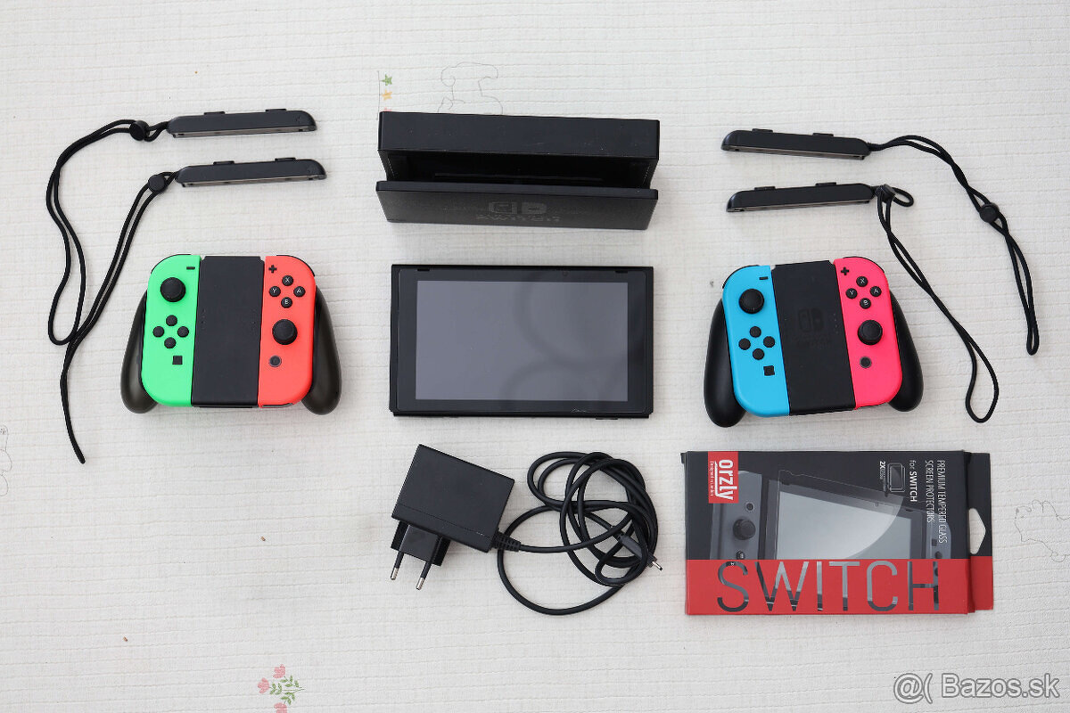 Nintendo Switch V1 + 2x Joy-Con + ocrhanné sklo