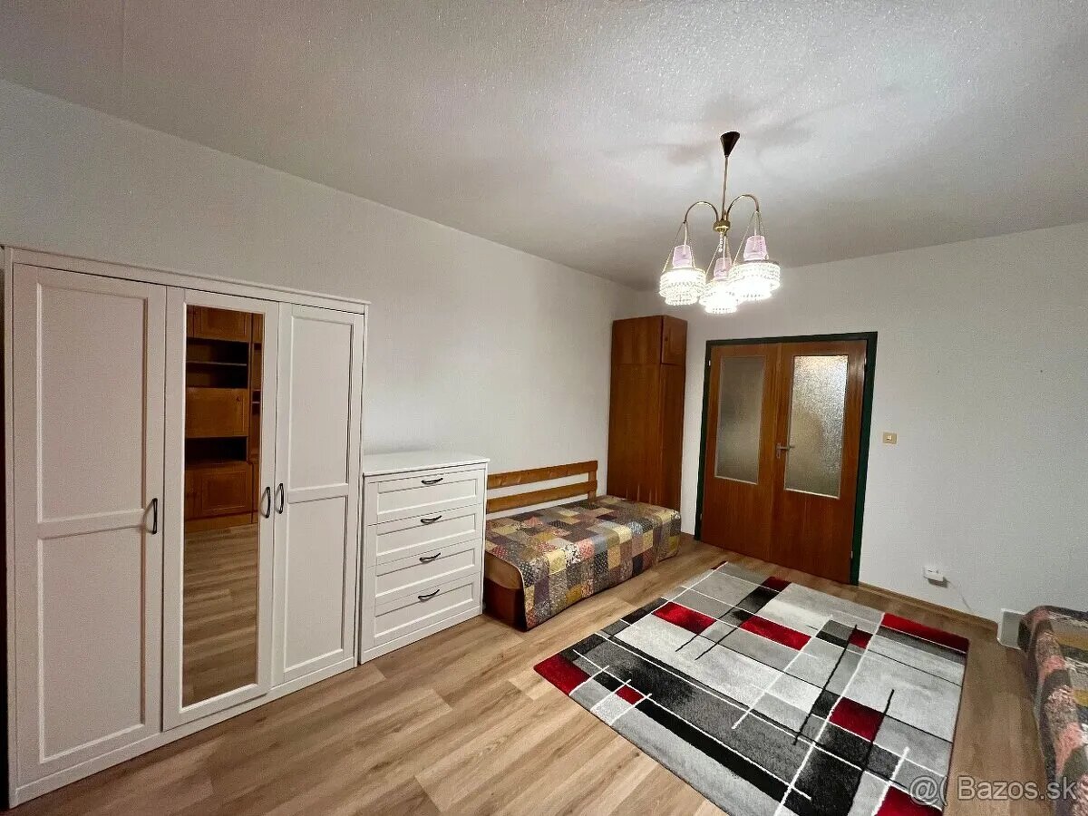 Veľká izba pre 1-2 študentov v 3-izb. byte