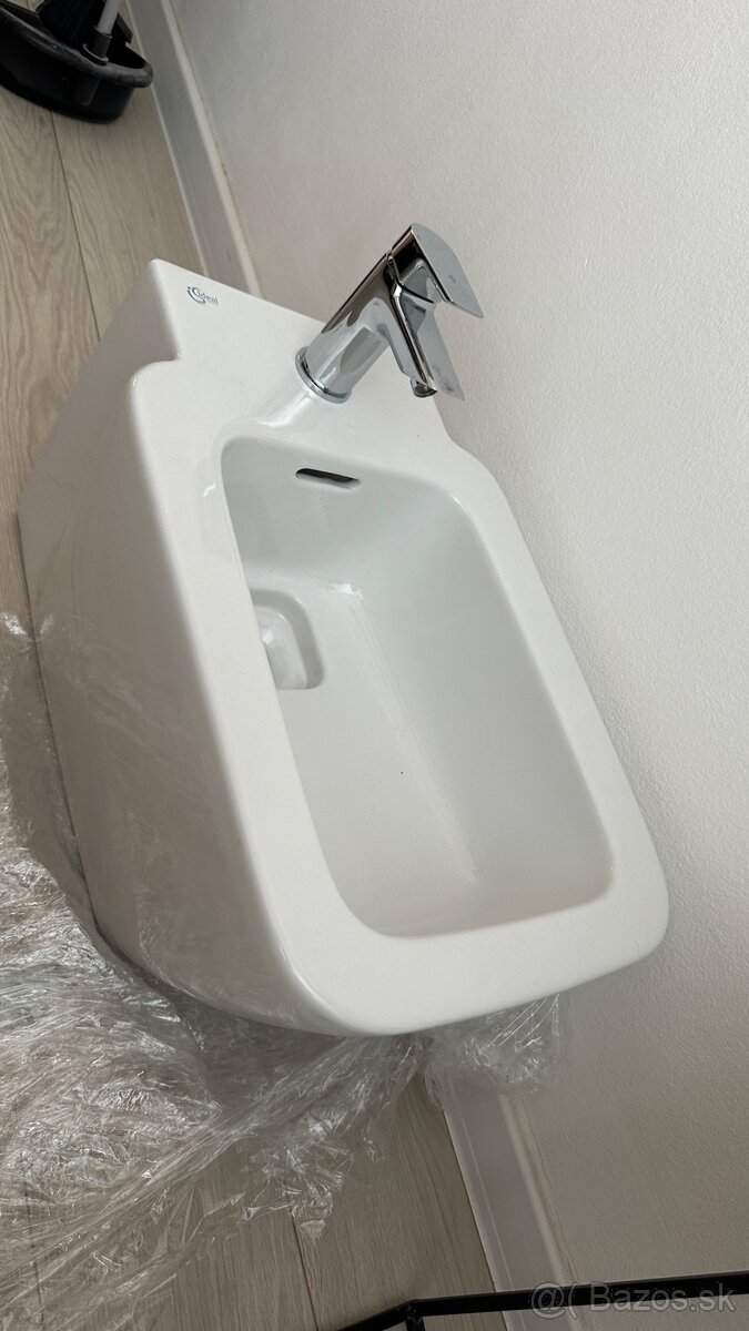 Novy bidet na zavesenie Sideal