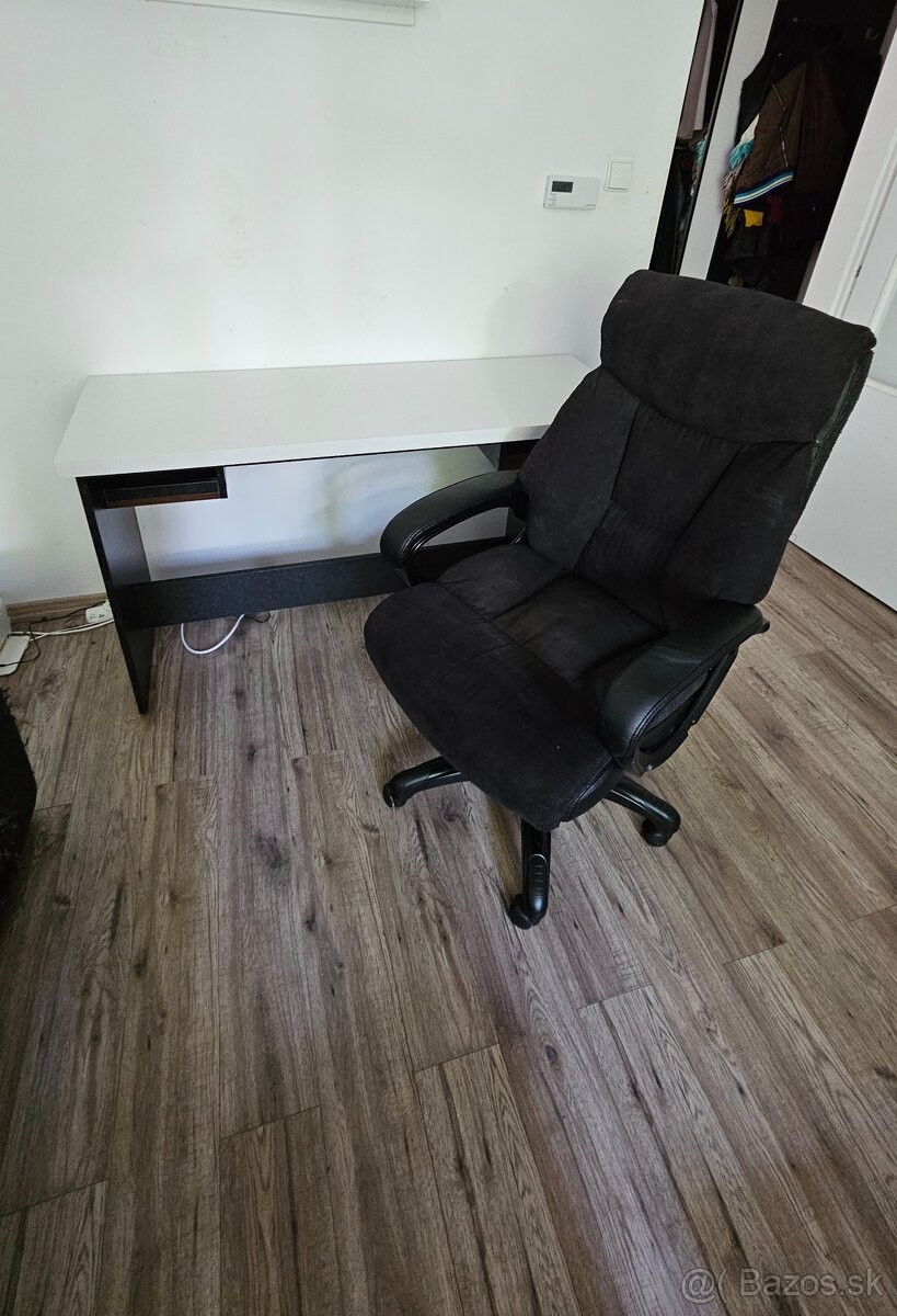 Pracovný stôl s kreslom