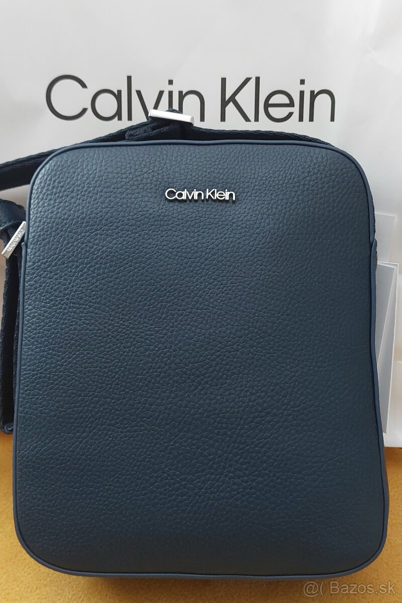 Calvin Klein crossbody taška MUST REPORTER NAVY
