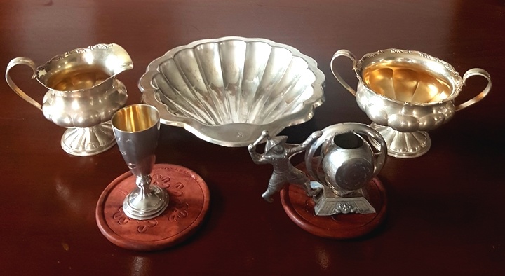 striebro, cajník, konvička, misa, lyžičky...BOLO