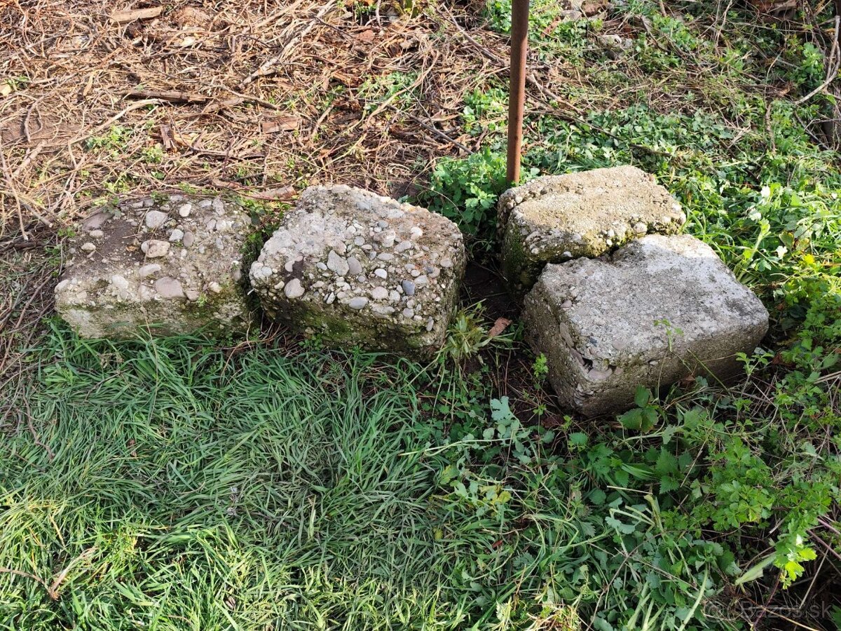 Darujem tieto betónové kocky. Rozmery menších kvádrov 4030