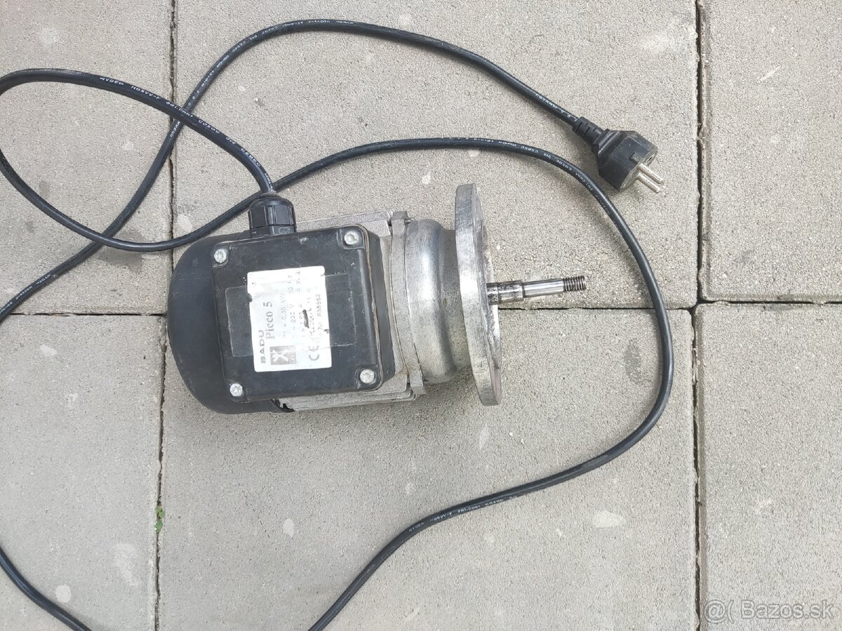 Elektromotor s prírubou