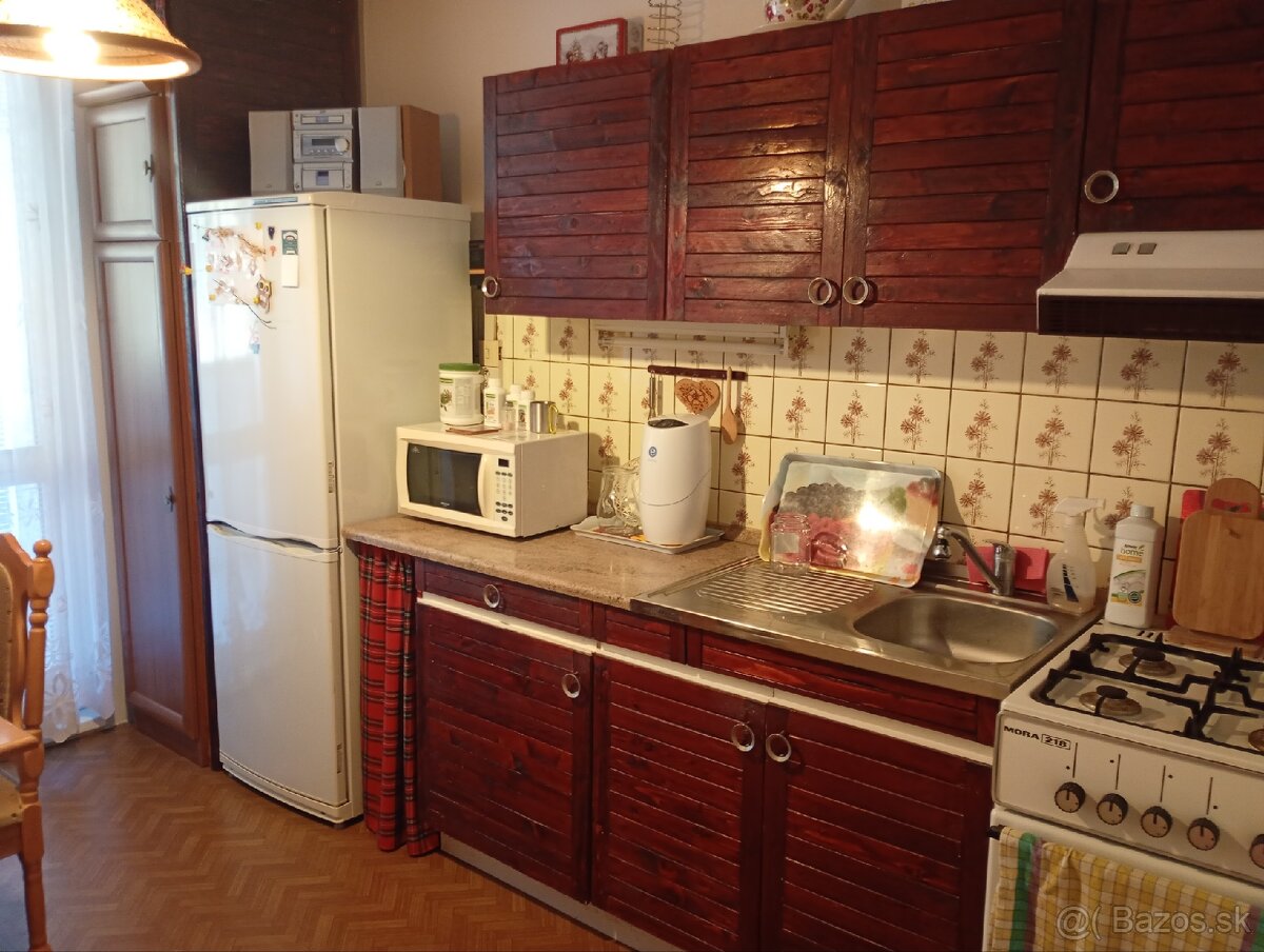 Na predaj 3 izbový byt s balkónom a pivnicou v Novej Bani