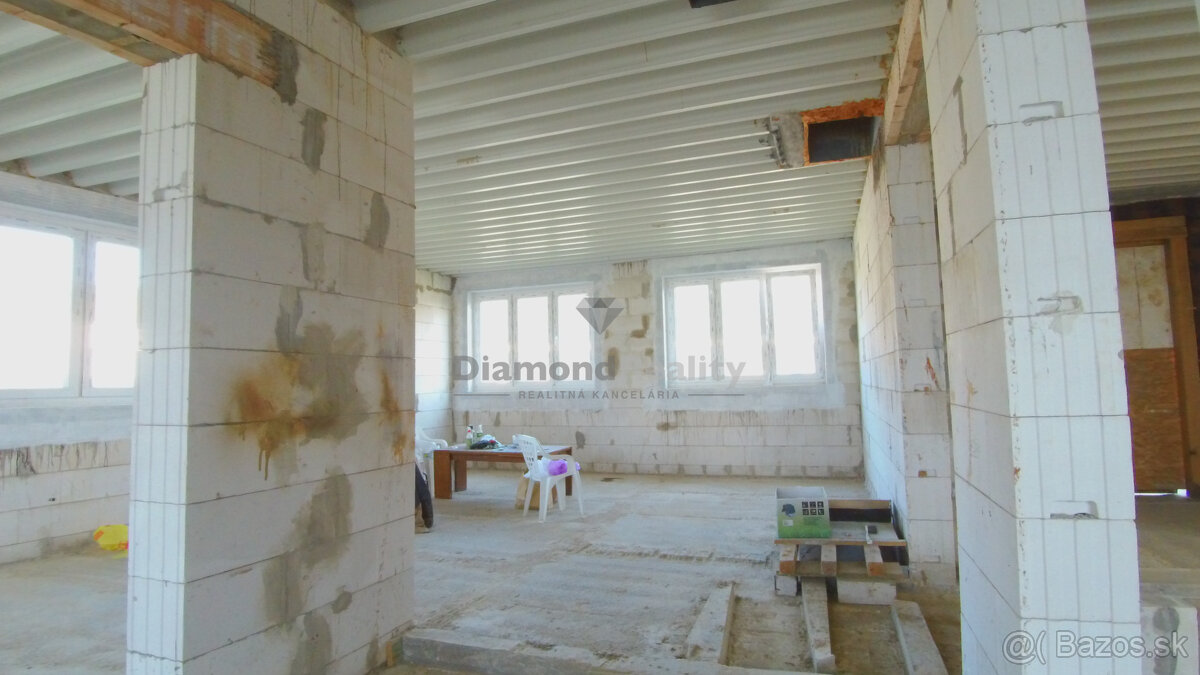 Rozostavaný veľký dom s 10 a pozemkom tesne pri Košiciach