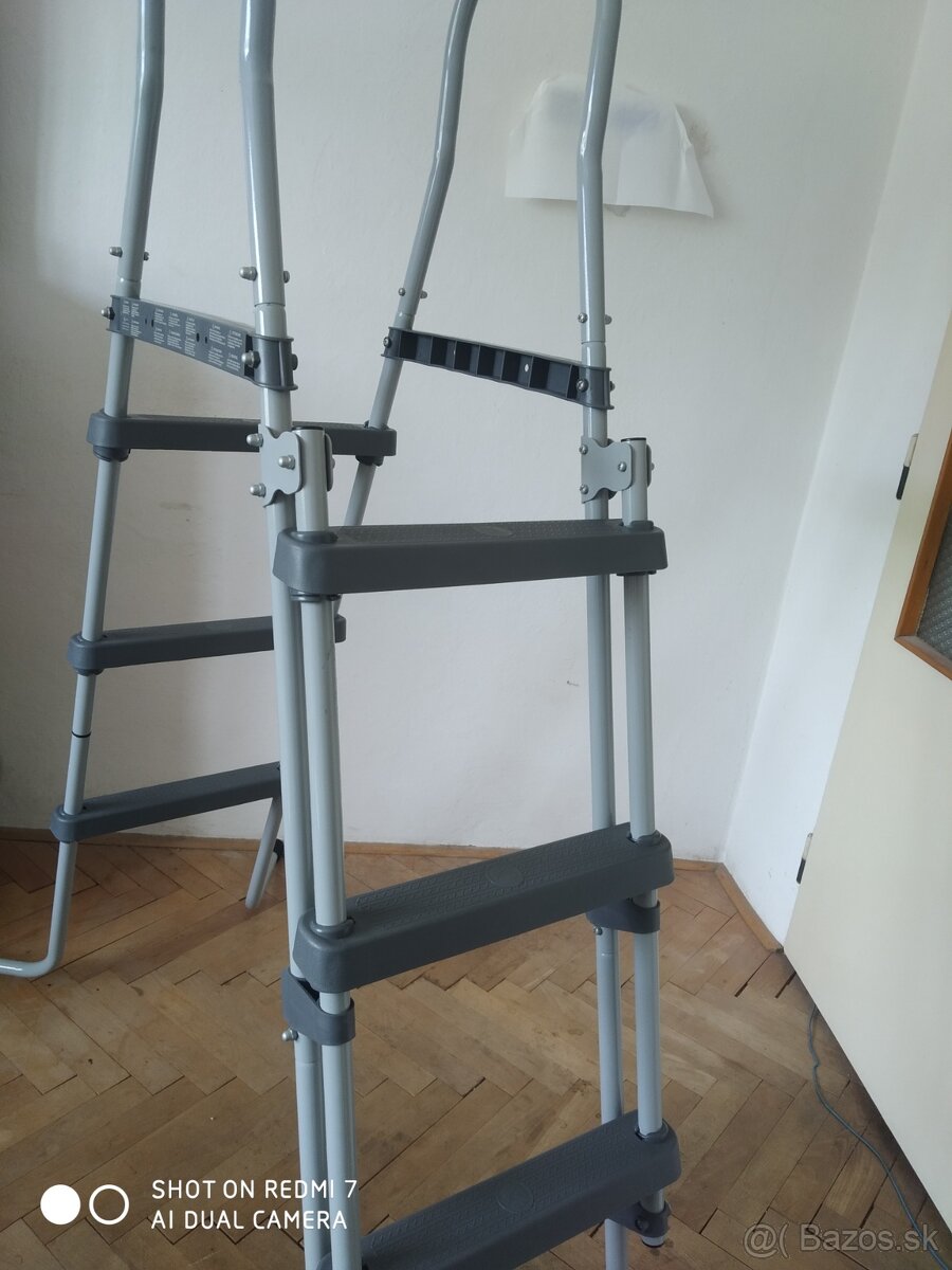 Bazénové schodíky