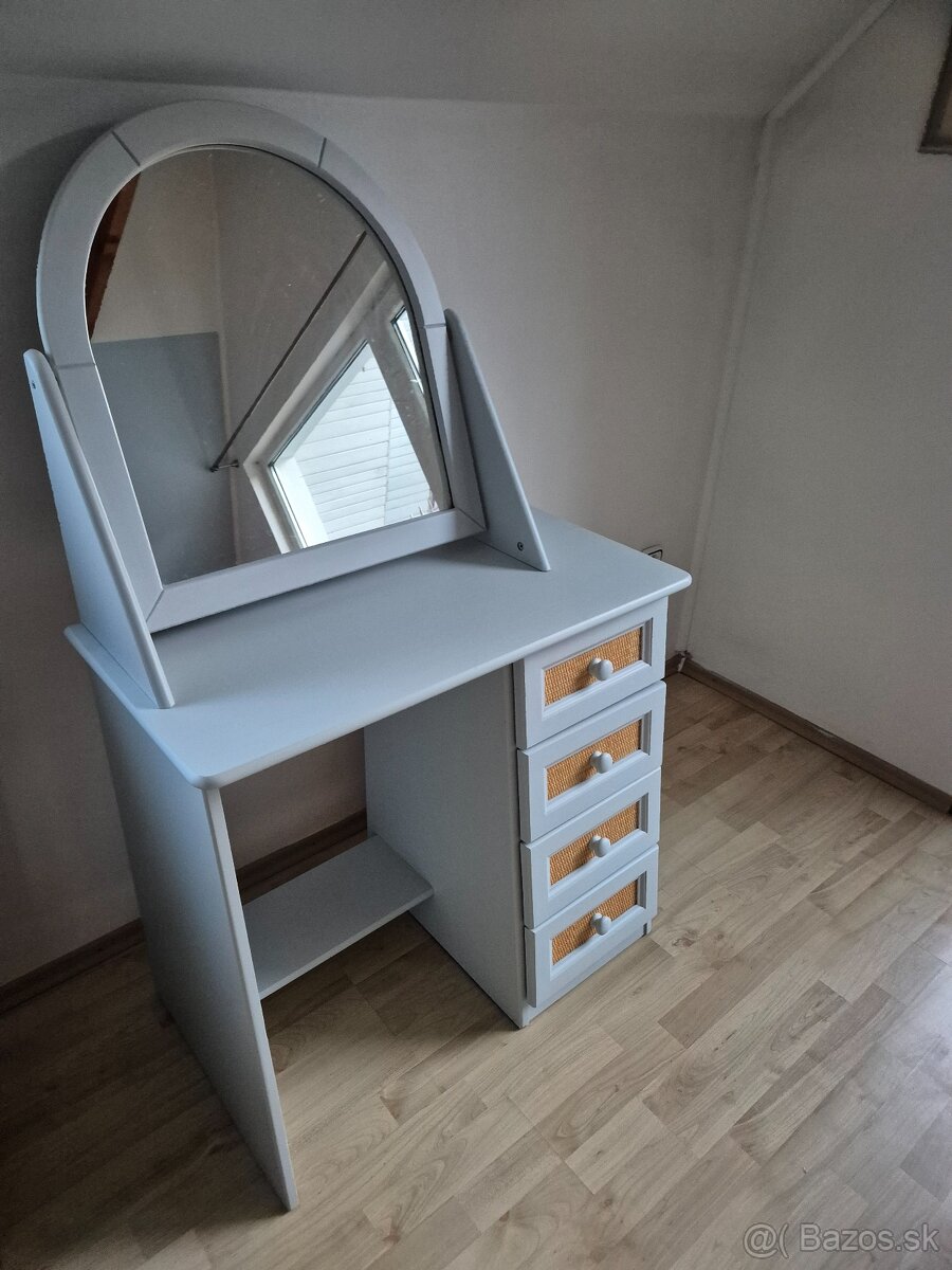 Toaletný stolík so zrkadlom, toaletka