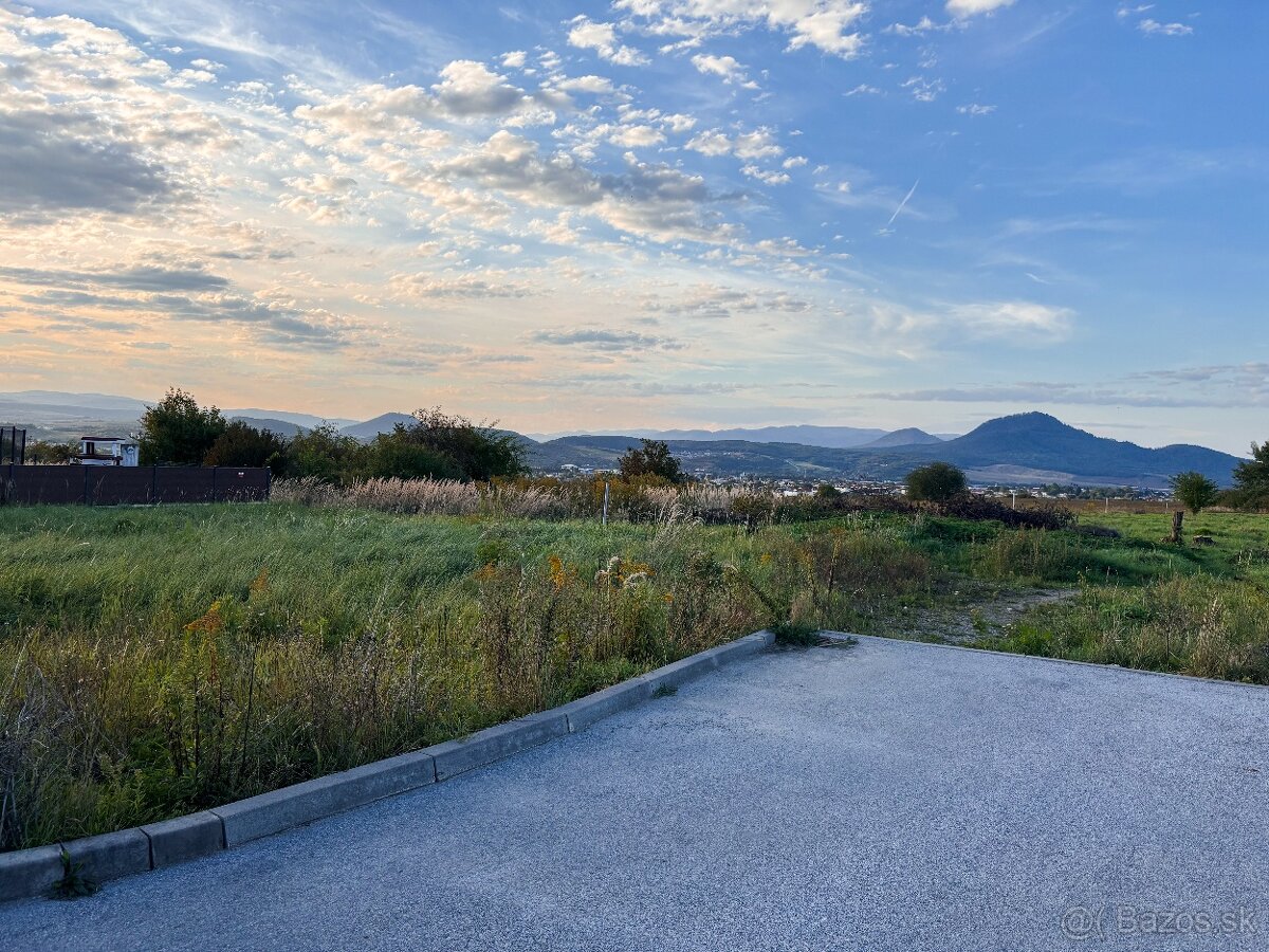 Pozemok s krásnym výhľadom v zastavanej časti