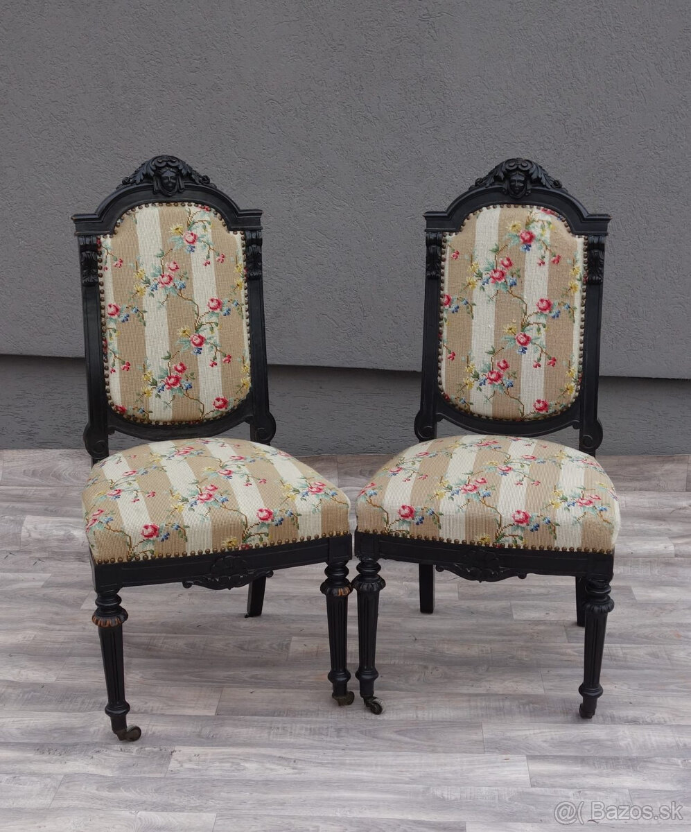 Stolička starožitná s vyšívaným vzorom – ” BAROKO “ .