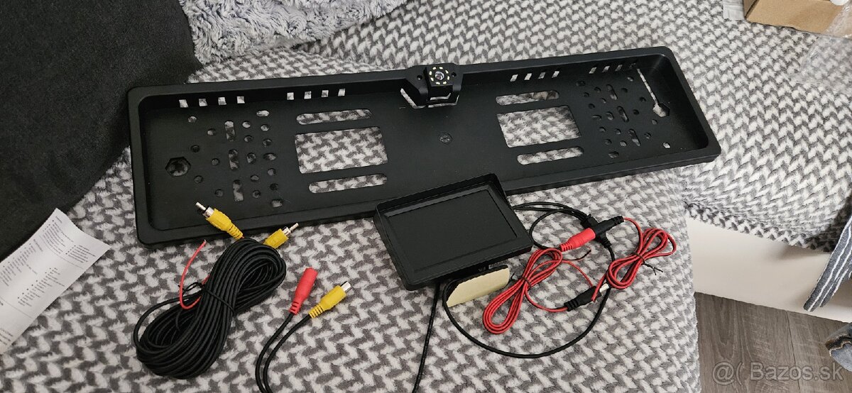 Parkovacia kamera v držiaku na EČV spolu s displejom