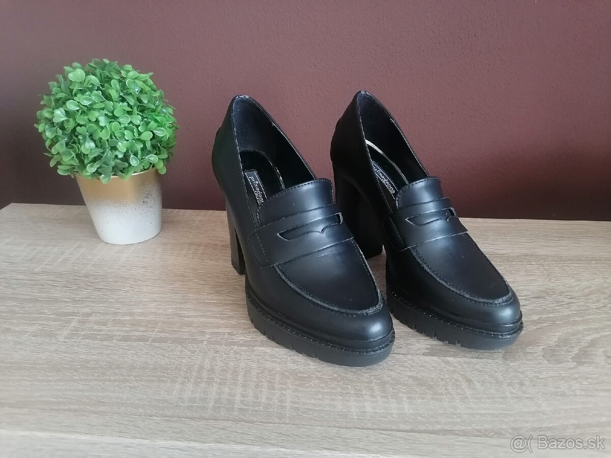 Čierne lodičky na platforme