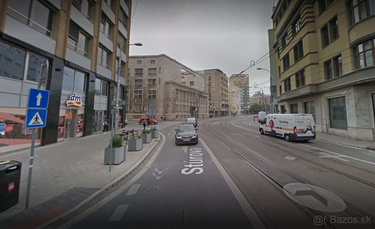 Obchodný priestor s veľkým preskleným výkladom v centre Star