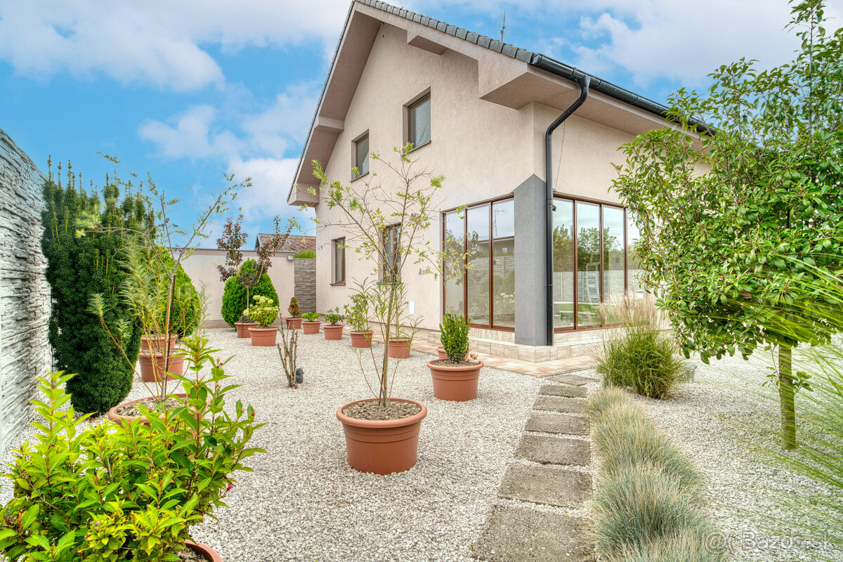 Na predaj rodinný dom s rozľahlým pozemkom v Kostolišti