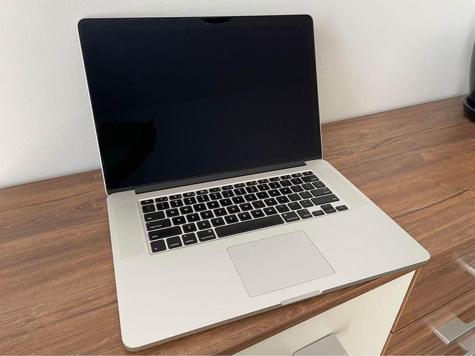 MacBook Pro 15” (2015) – i7 / 16GB RAM / 512GB SSD – výborný