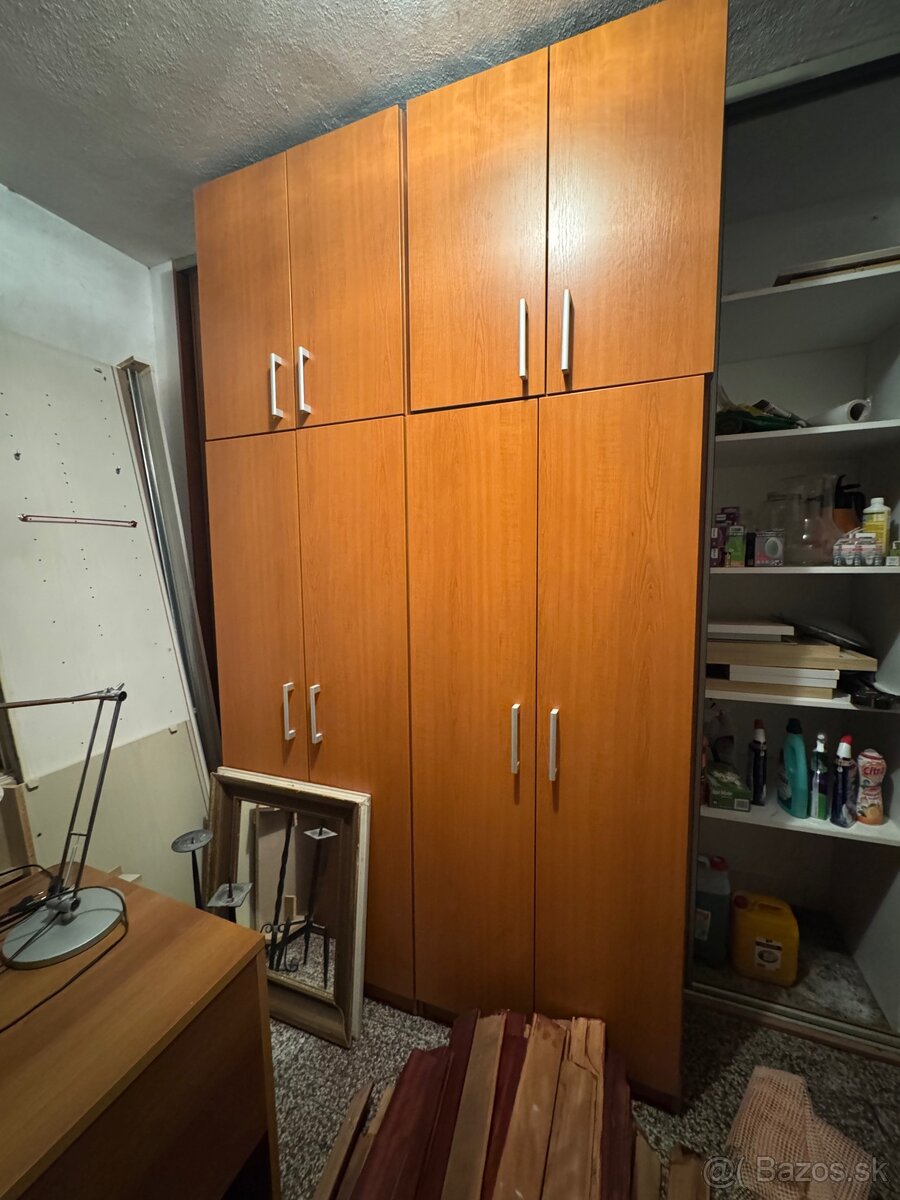 Vysoká policová skriňa