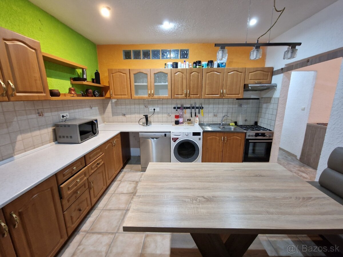 3 izb. byt s loggiou a s balkónom, 71m2 v centre mesta Sereď