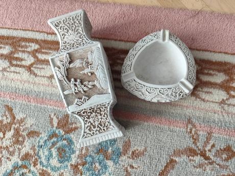 Váza s čínskym vzorom a popolník