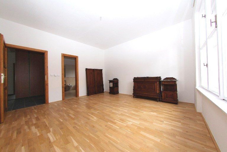 Prenájom 4 izbového bytu v mestskej vile na Krakovskej ulici