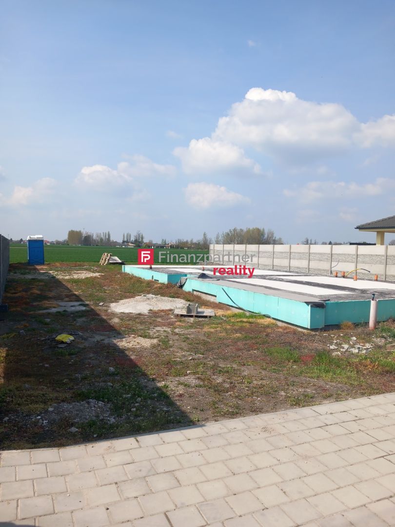 Na predaj pozemok s vybudovanými základmi pre rodinný dom v