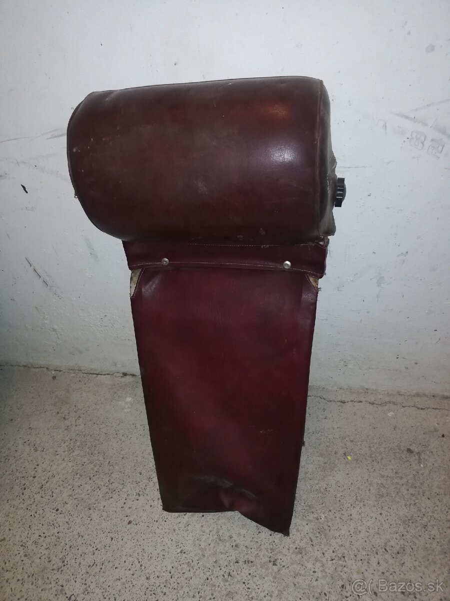 Predám starú retro dobovu hlavovu opierku na škodu