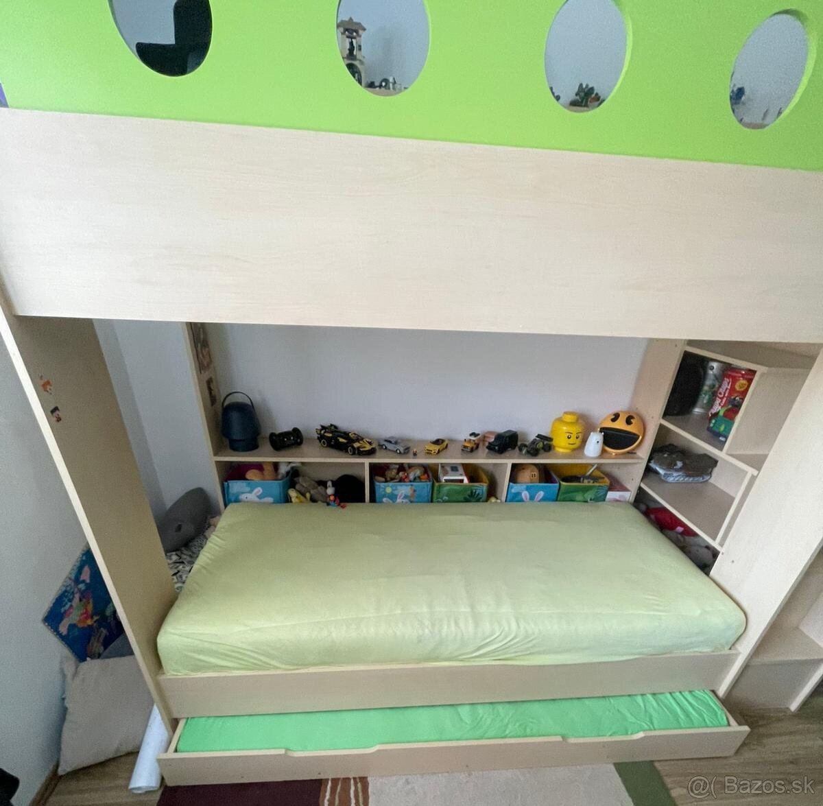 Poschodová posteľ aj s nábytkom