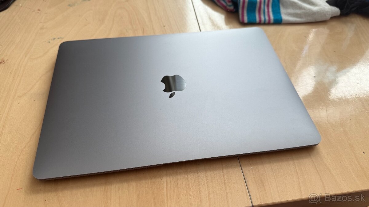 Macbook Air 13" - M1 2020 - 8GB RAM - Batéria 87% - AKO NOV