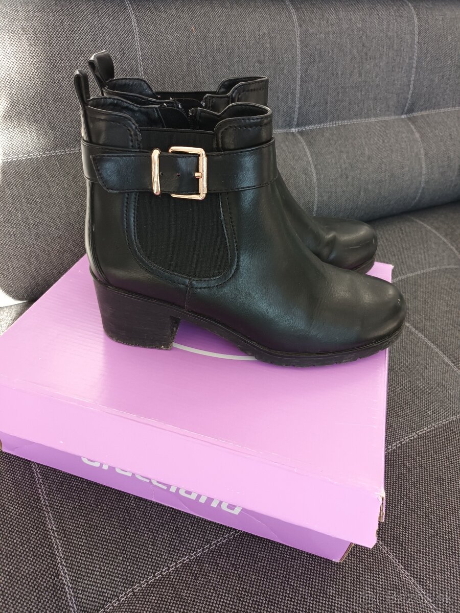 Predam kotnikove cizmy vel 40