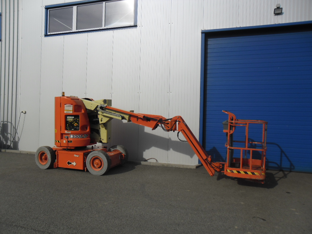 Kĺbová pracovná plošina JLG E300AJP