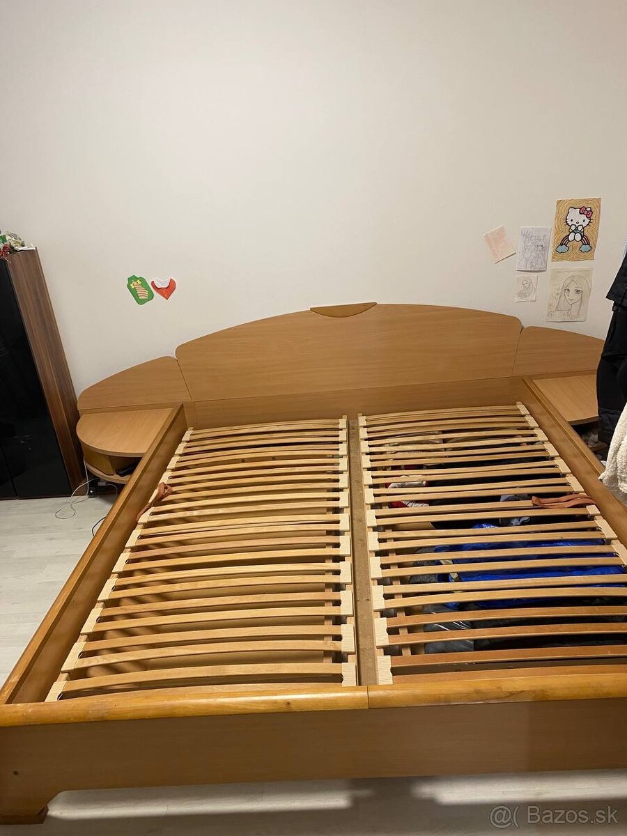 Manželská postel 180x200 cm s nočnými stolíkmi