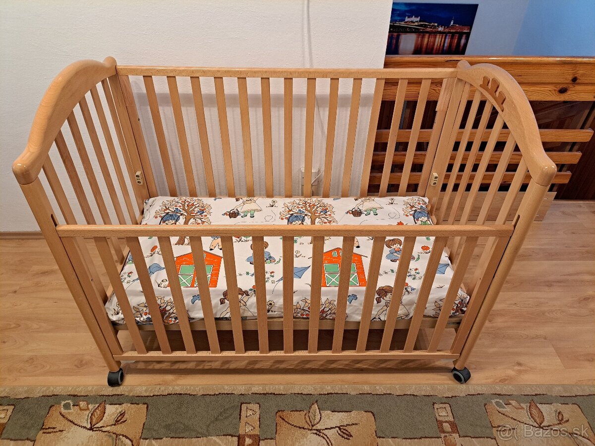 Drevená detská postieľka