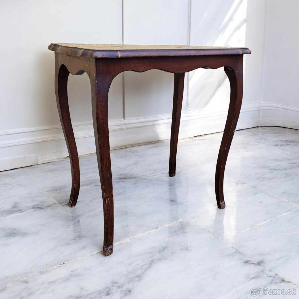 Starožitný odkladací stolík