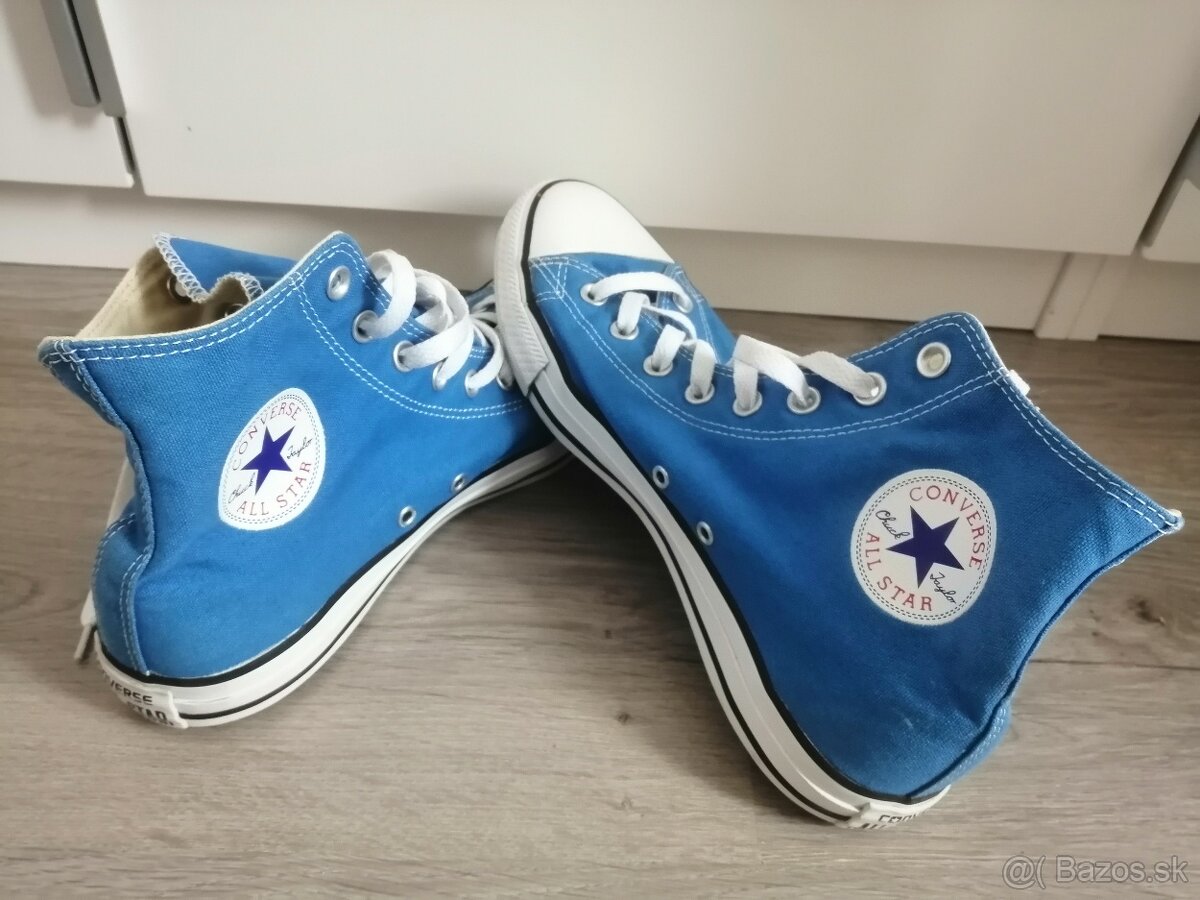 Converse modre