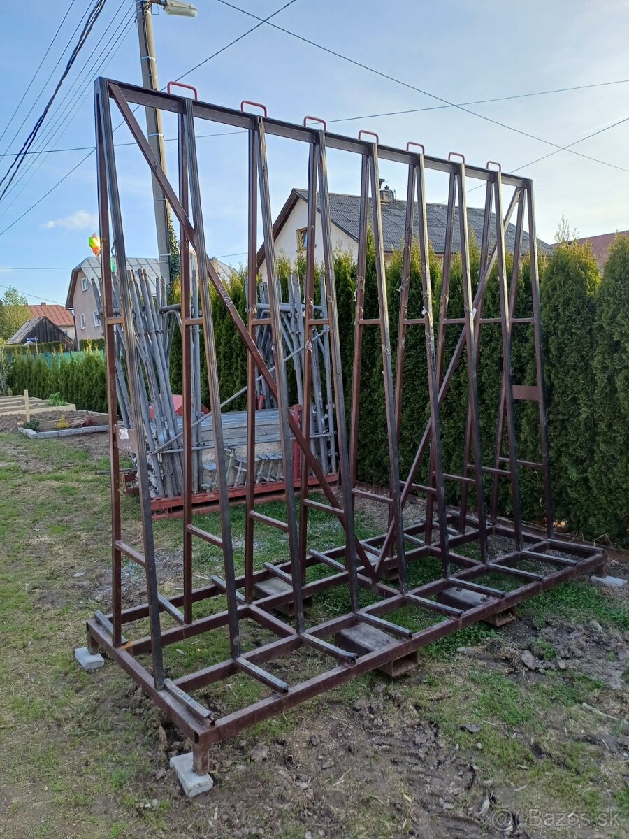 Stojan na okna dvere