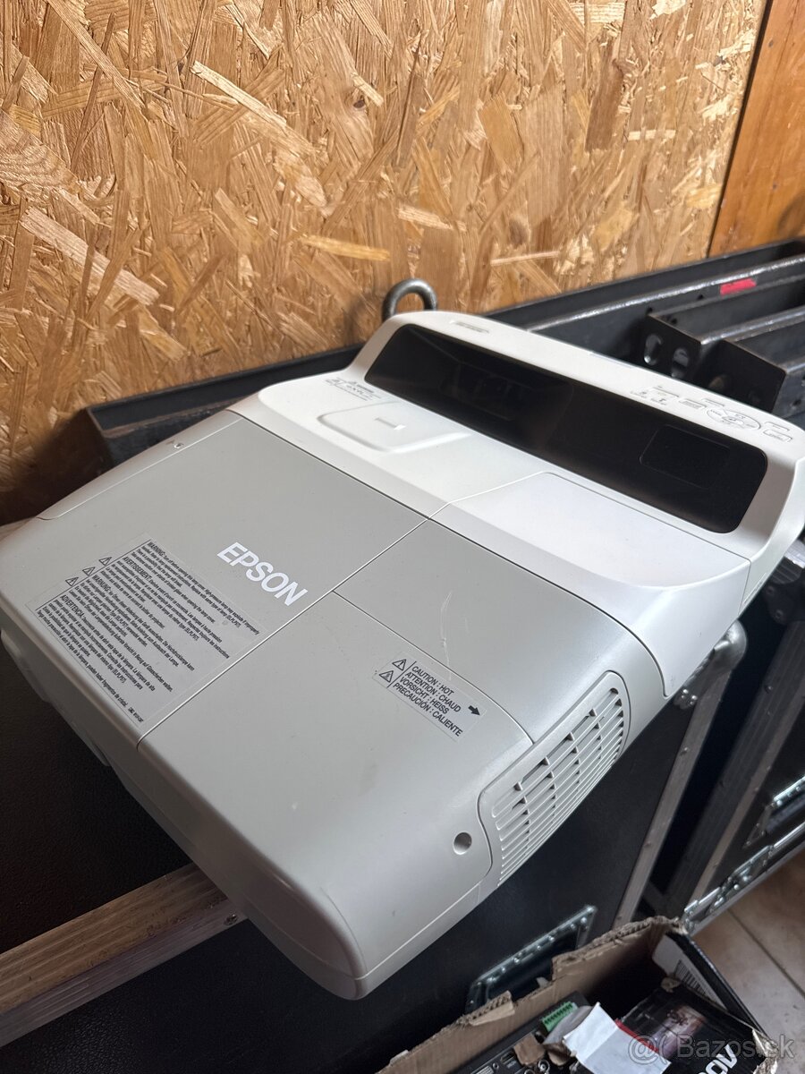 Predám ultrakrátkoohniskový projektor Epson EB-440W
